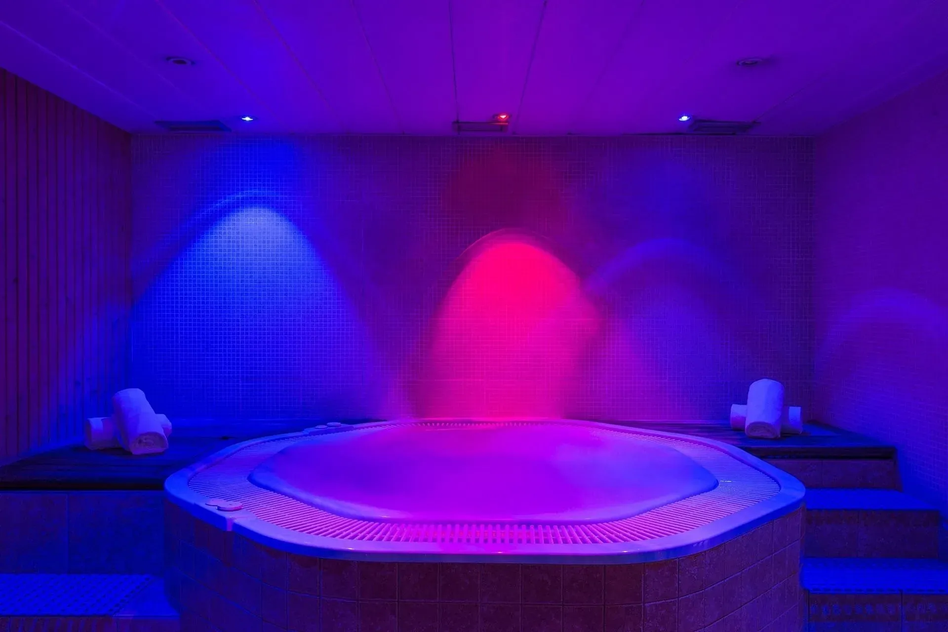Jacuzzi con luces LED azules y rosas, ideal para relajación NEXTA: Corporativa.