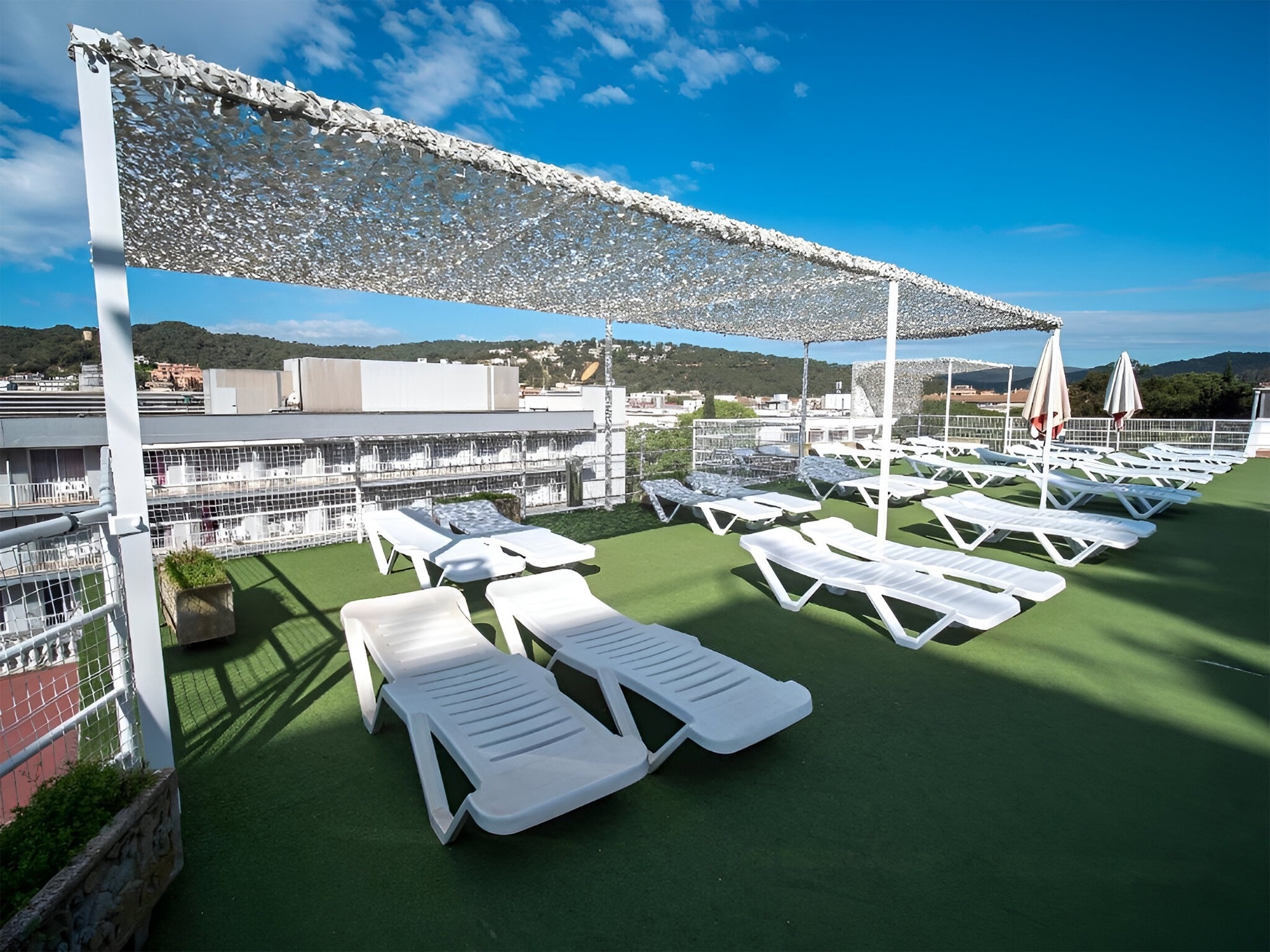 un cuina prepara una tortilla amb bacon a la parrilla