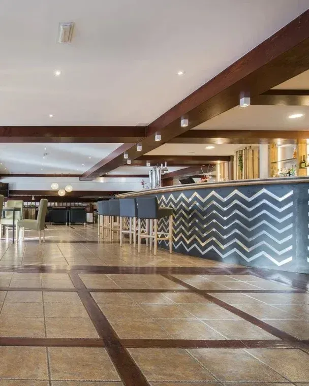 Bar NEXTA: Corporativa con sillas y suelo de baldosas.