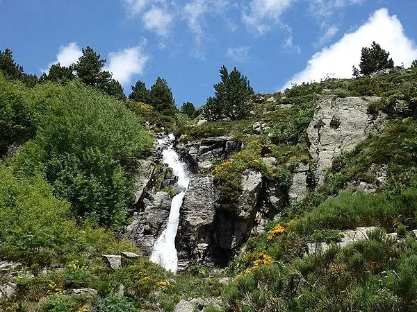 Cascada natural junto a vegetación exuberante, ideal para eventos NEXTA: Corporativa.