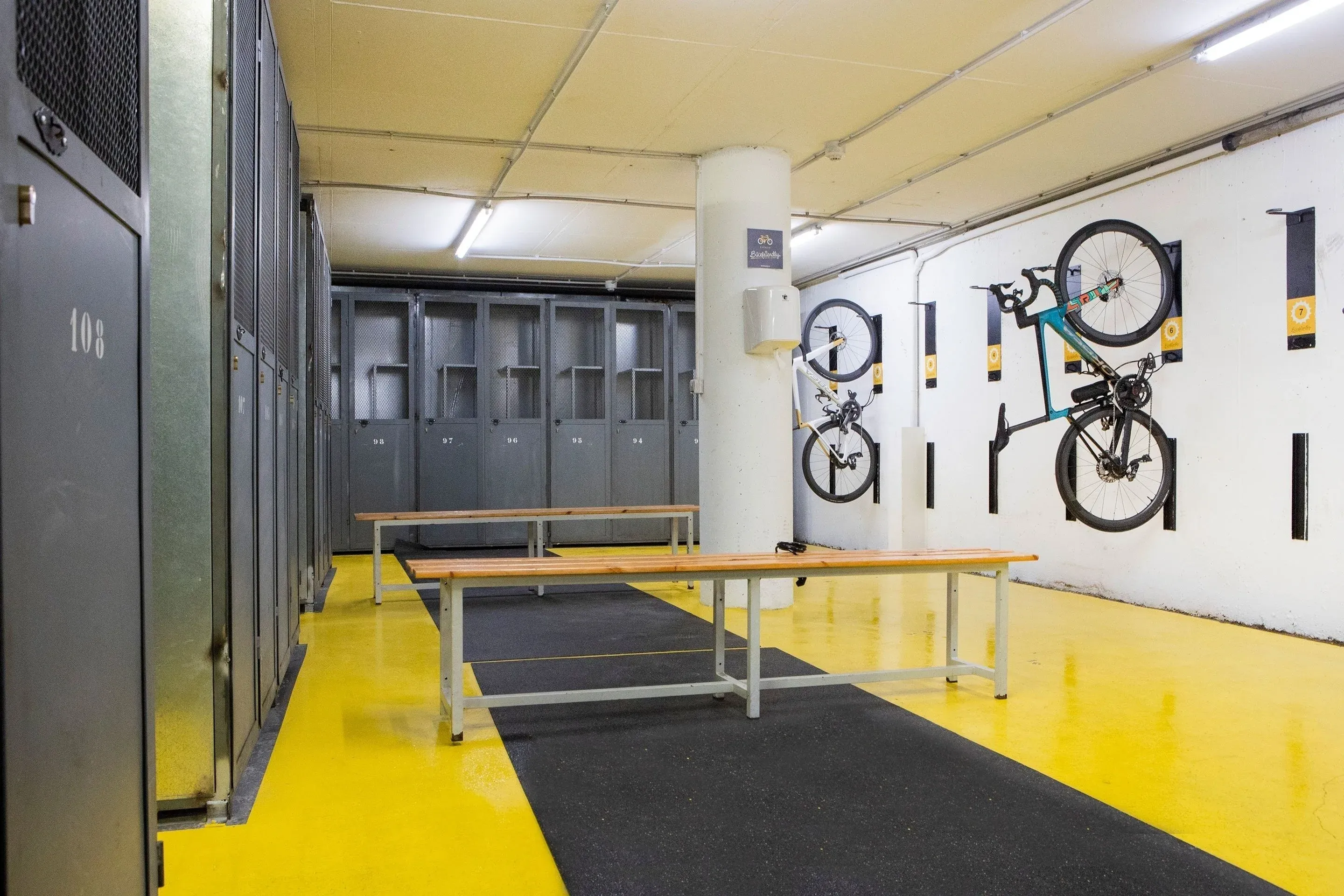 Almacenamiento seguro para bicicletas NEXTA: Corporativa y taquillas.