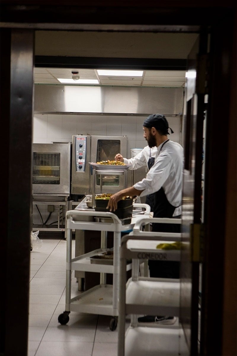 un cocinero prepara comida en una cocina con un horno rational
