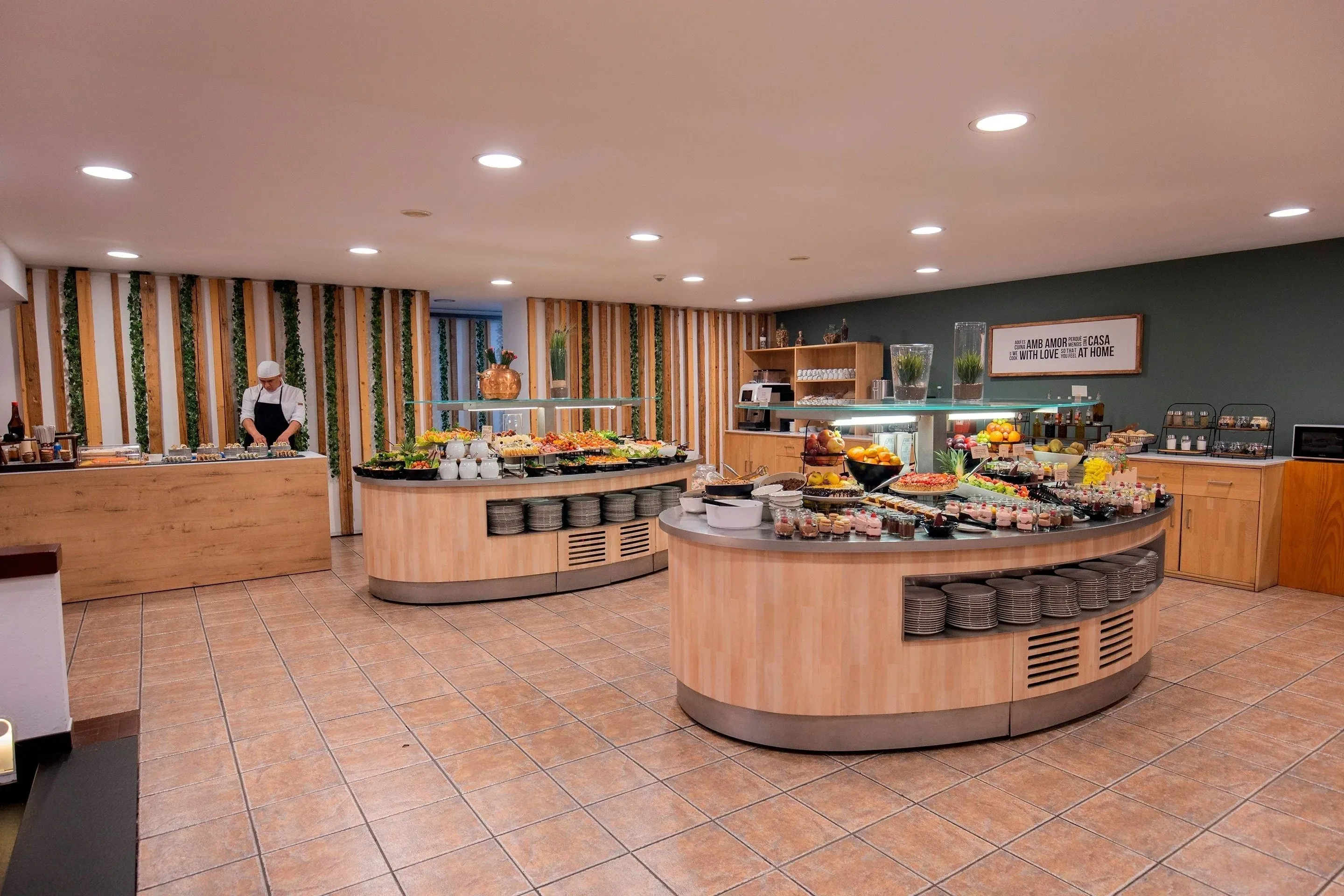 Buffet del hotel NEXTA: Corporativa con variedad de platos y postres.