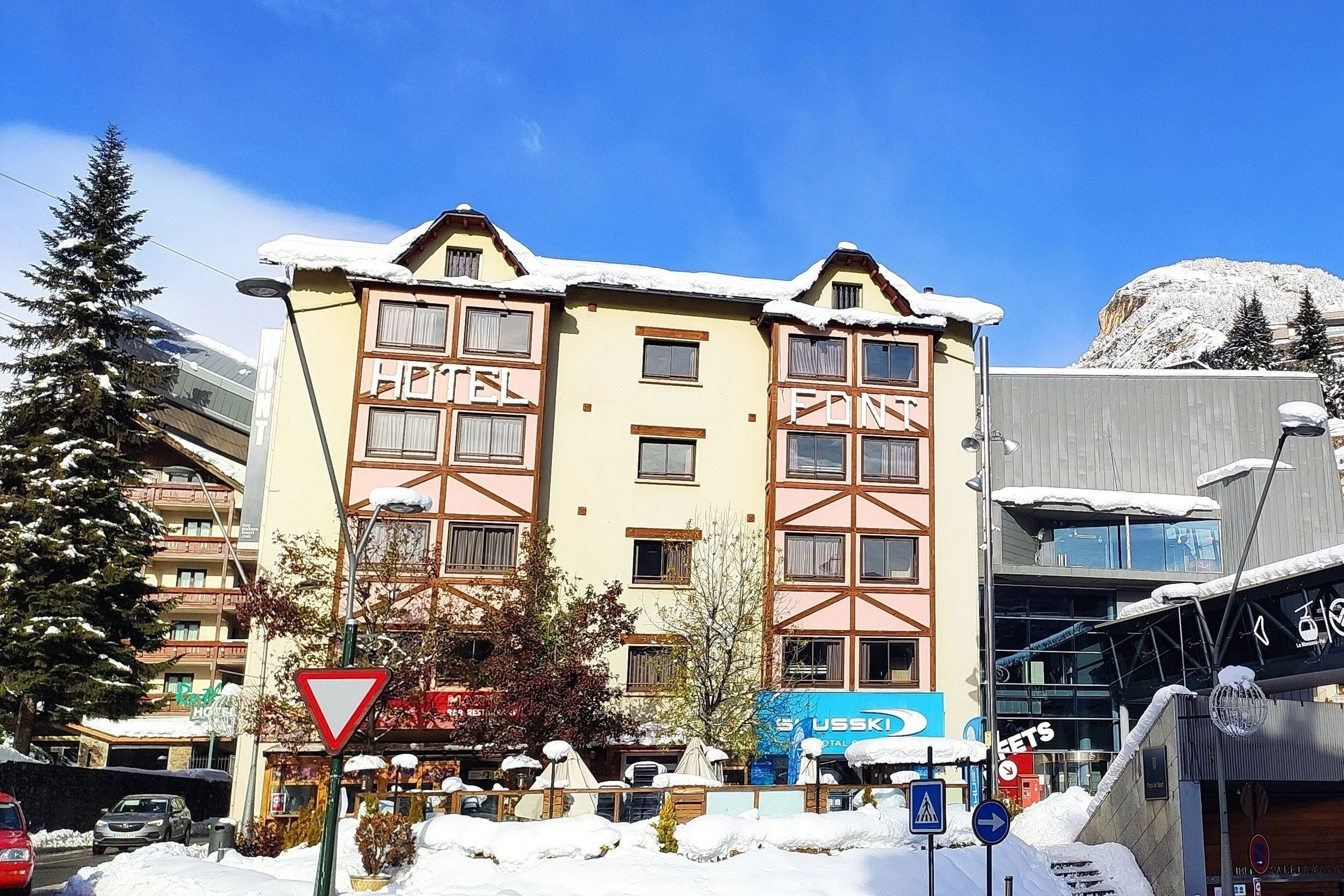un edificio cubierto de nieve con la palabra hotel encima