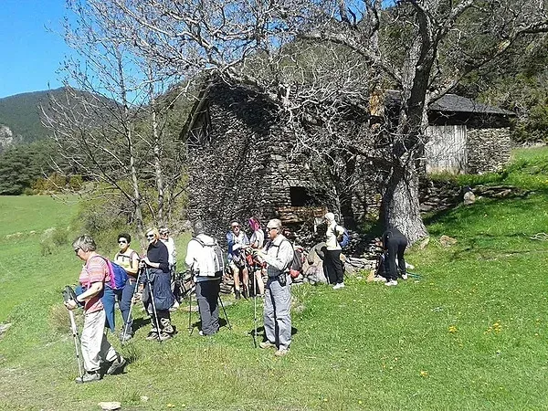 Senderistas en NEXTA: Corporativa. Descubre rutas y alojamiento.