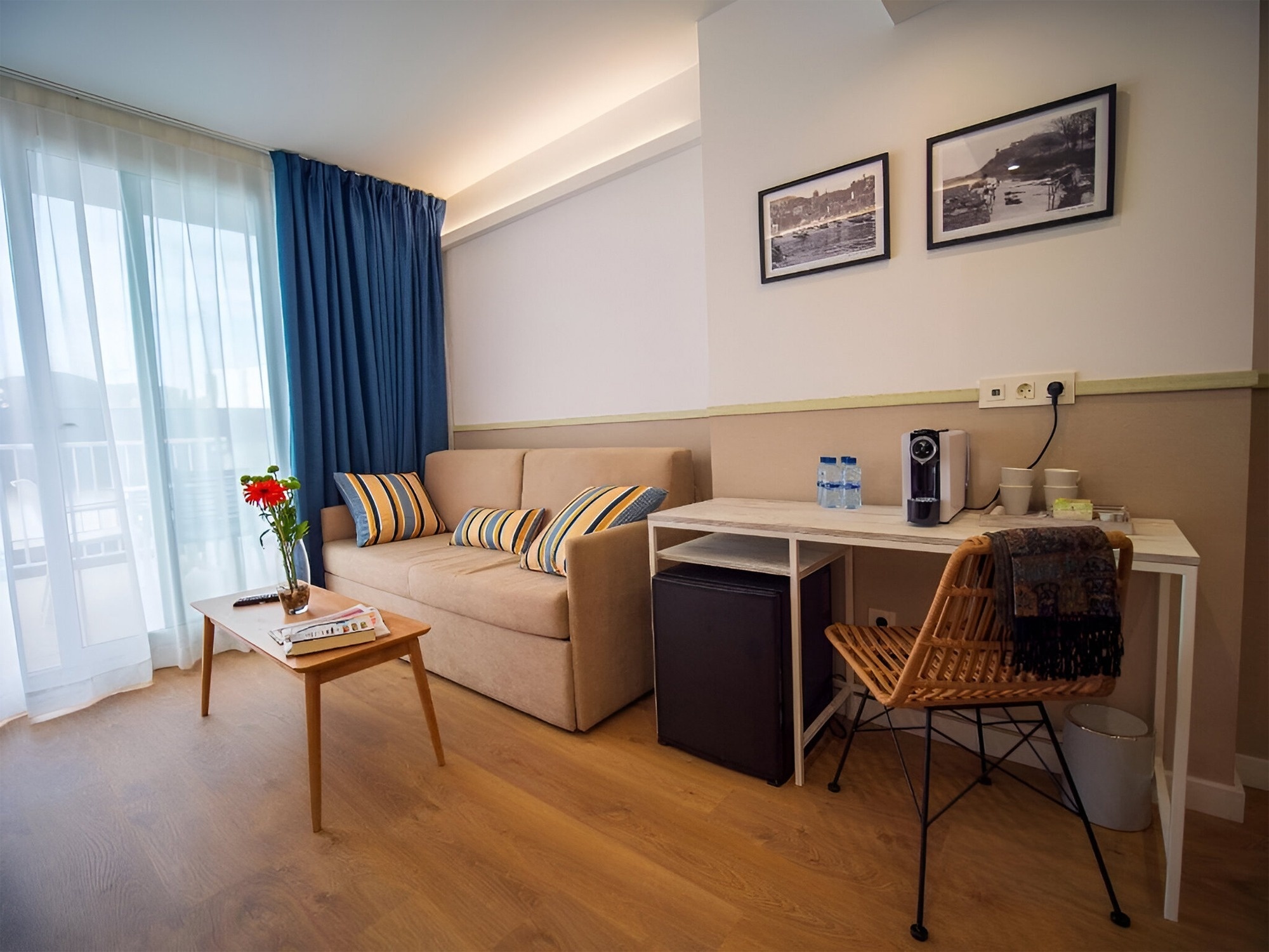 una sala de estar amb un sofà i una mesa