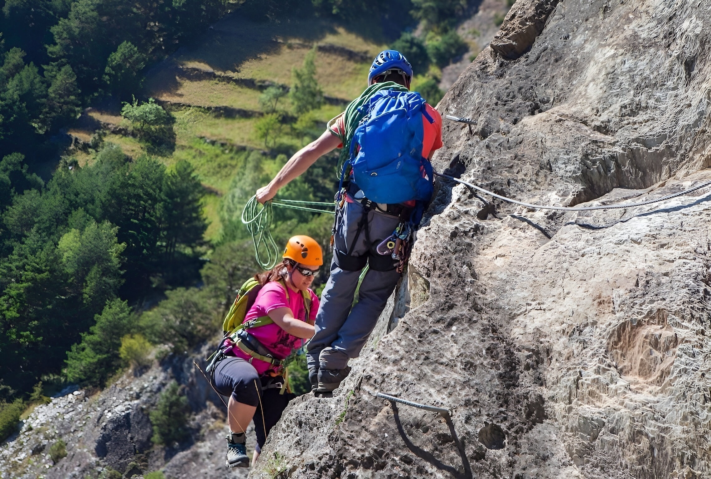 un groupe de personnes avec des sacs à dos marchent sur un chemin