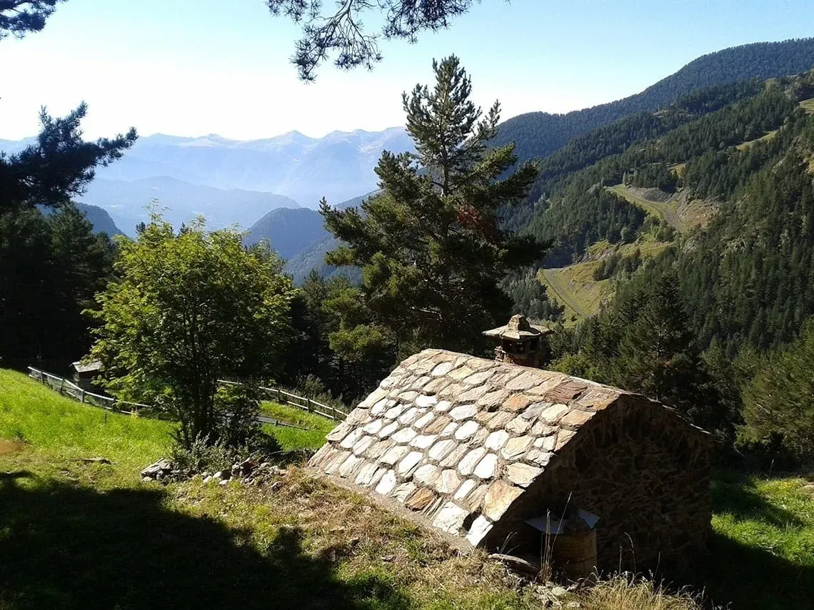 Refugio de piedra NEXTA: Corporativa, vista a montaña y bosque.
