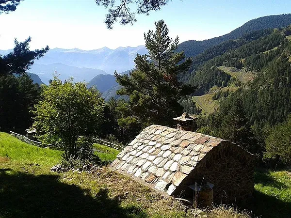 Refugio de piedra NEXTA: Corporativa, vista a montaña y bosque.