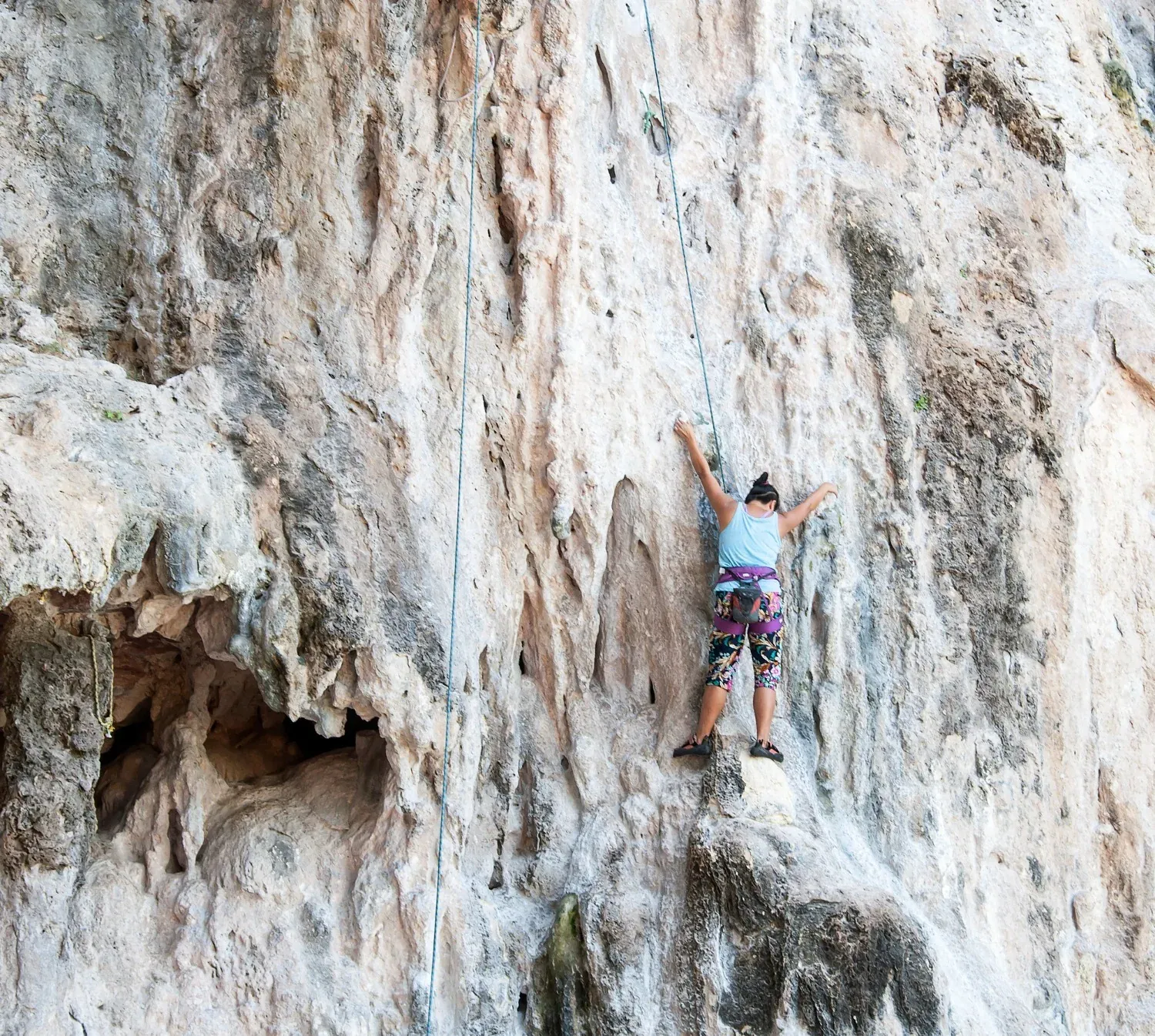 Young climber on rock face, ideal for NEXTA: Corporativa adventure.