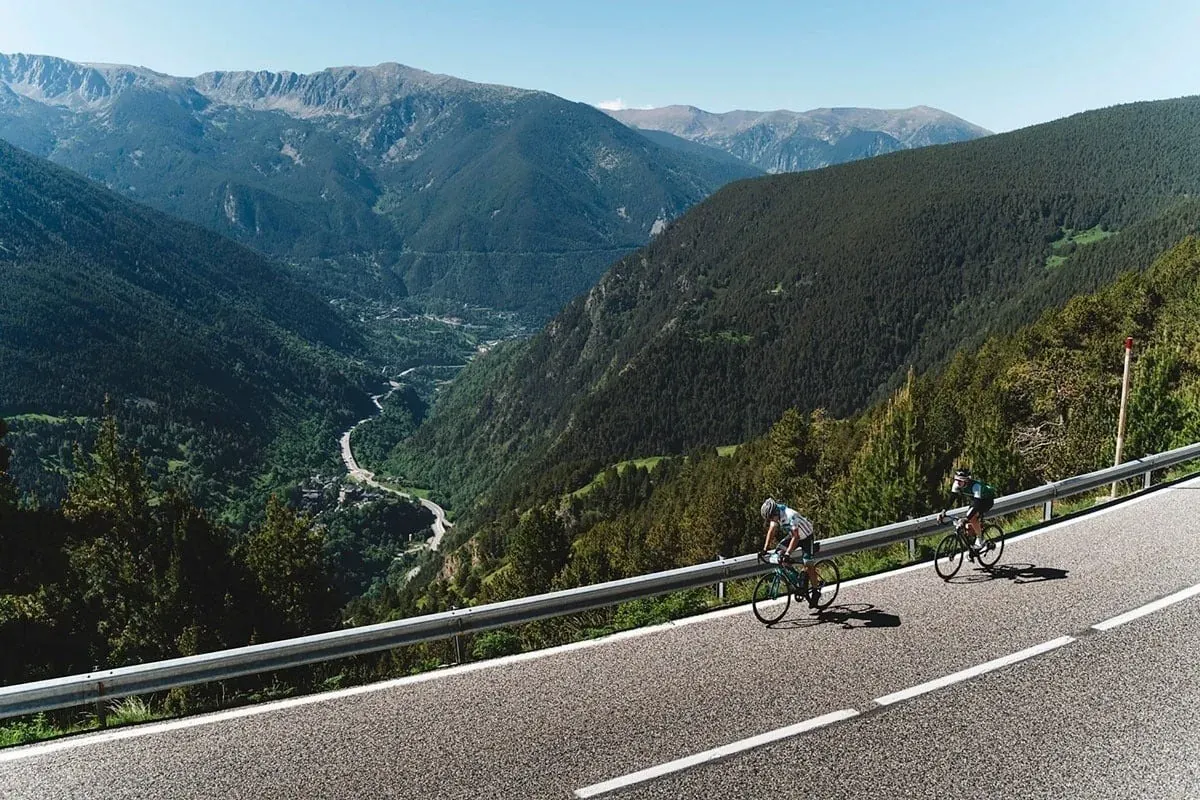 Ciclistes a carretera de muntanya, ideal per a NEXTA: Corporativa.
