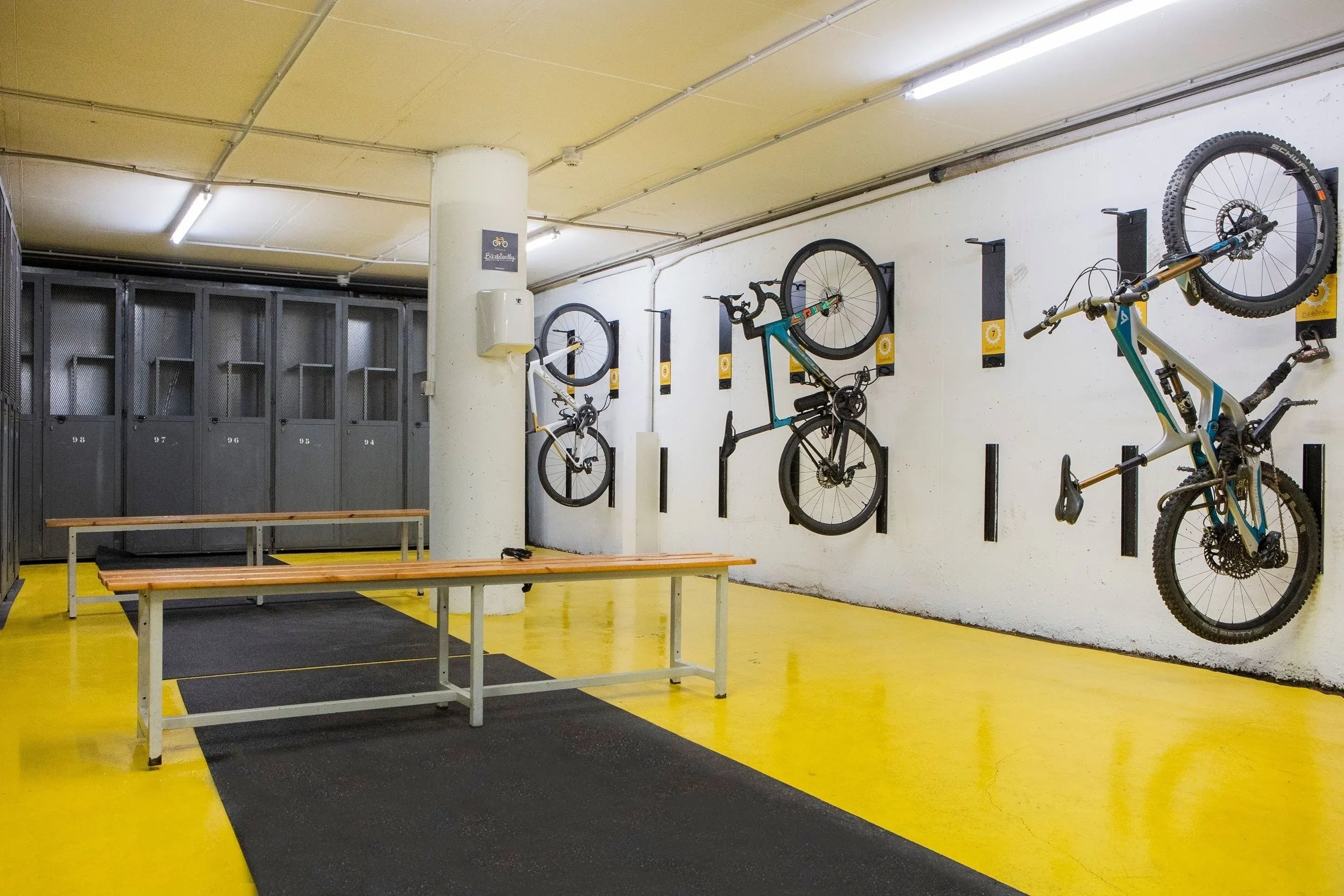 Emmagatzematge de bicis NEXTA: Corporativa amb armariets i bancs per a ciclistes.