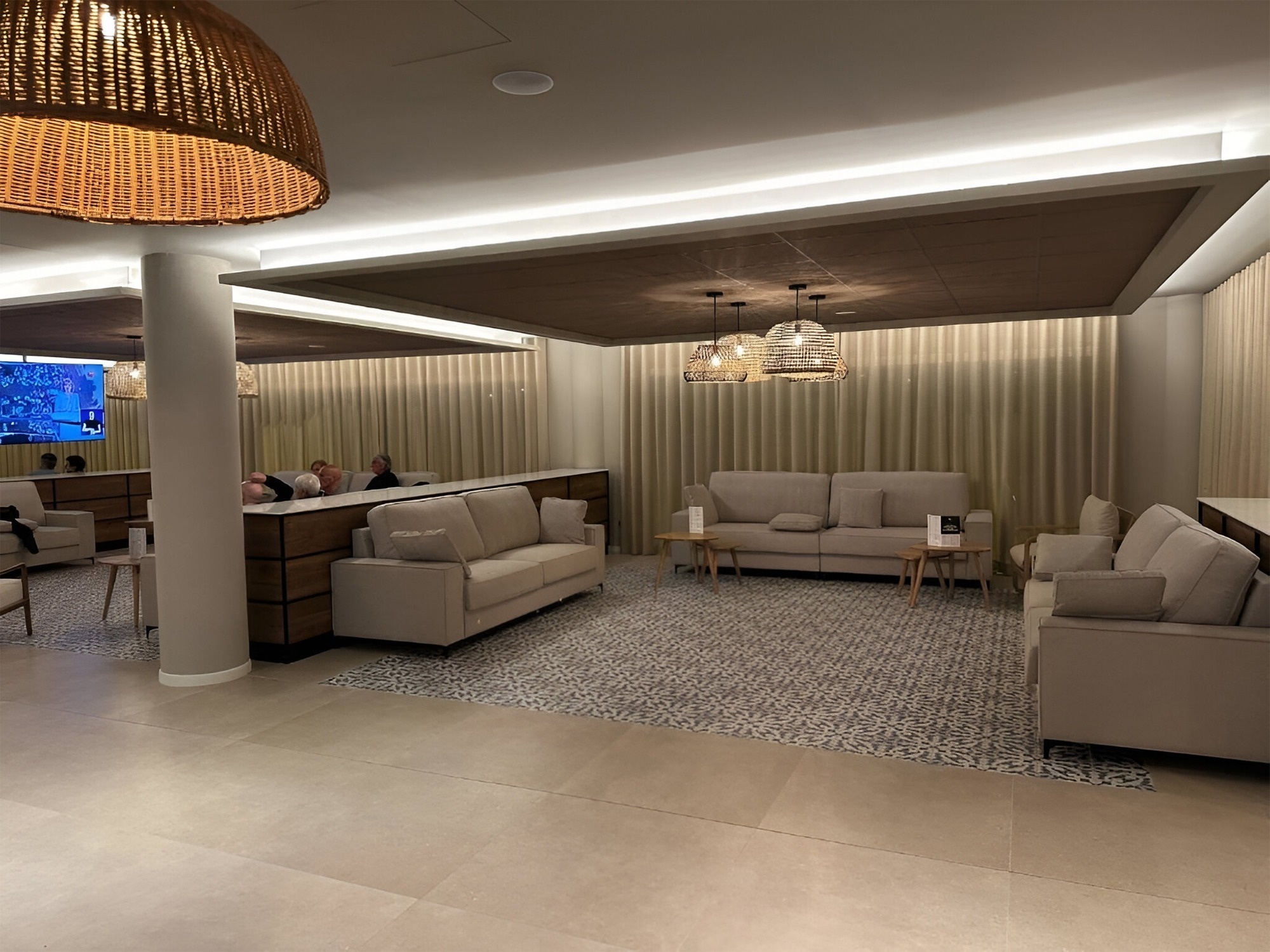 un barman prepara una beguda en un bar