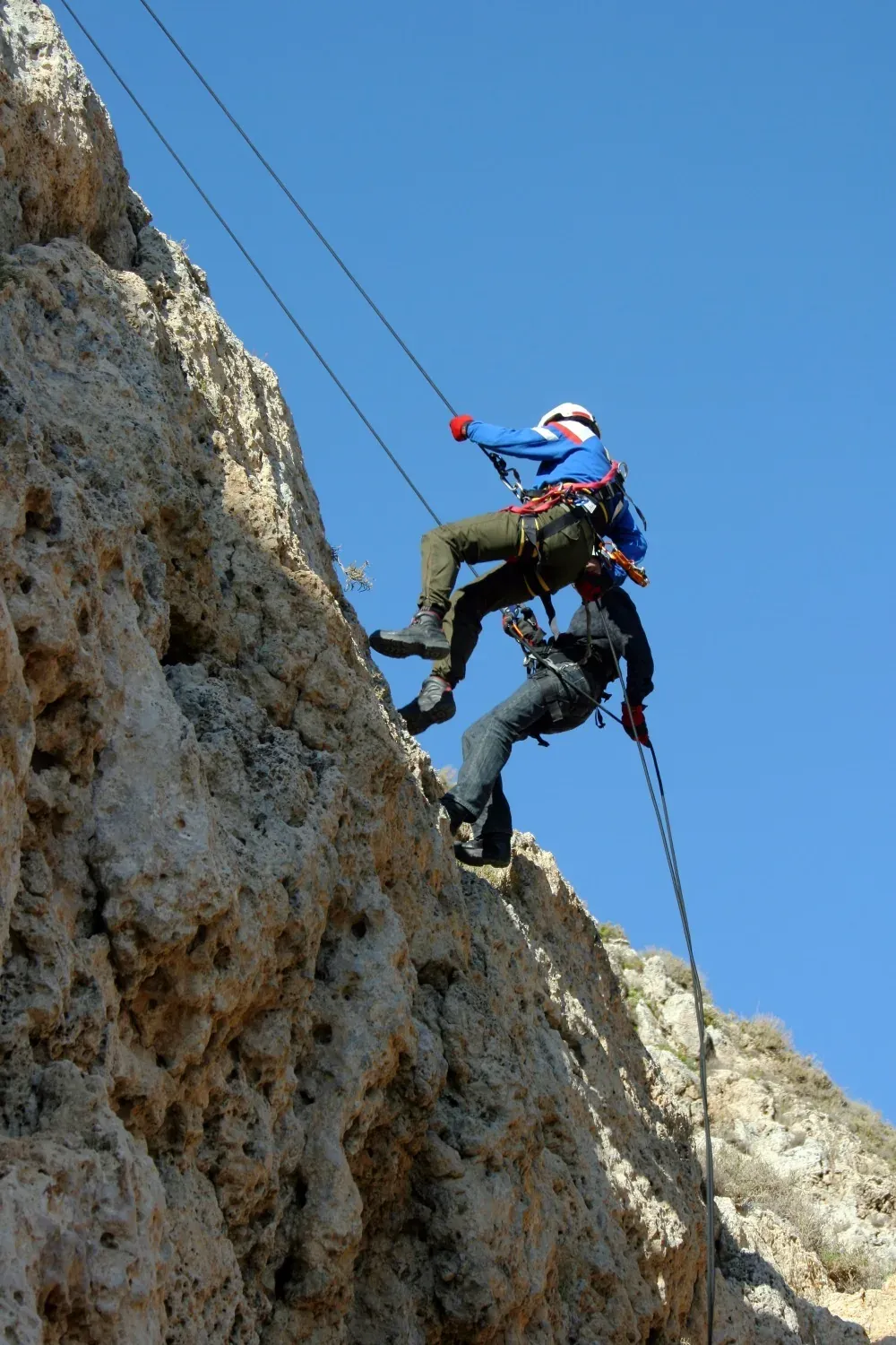 NEXTA: Corporate - Rappelling cliffs with sea views, adventure and adrenaline.