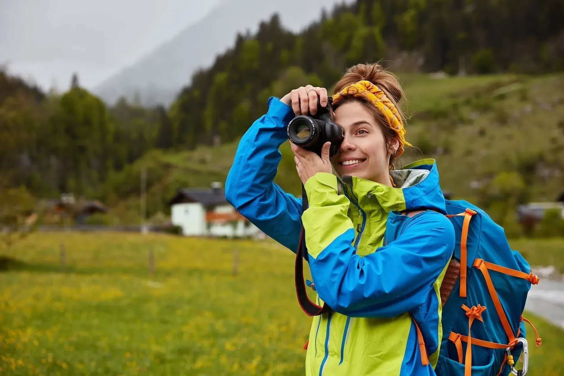 Woman photographer NEXTA: Corporativa, hiking scenic landscape.