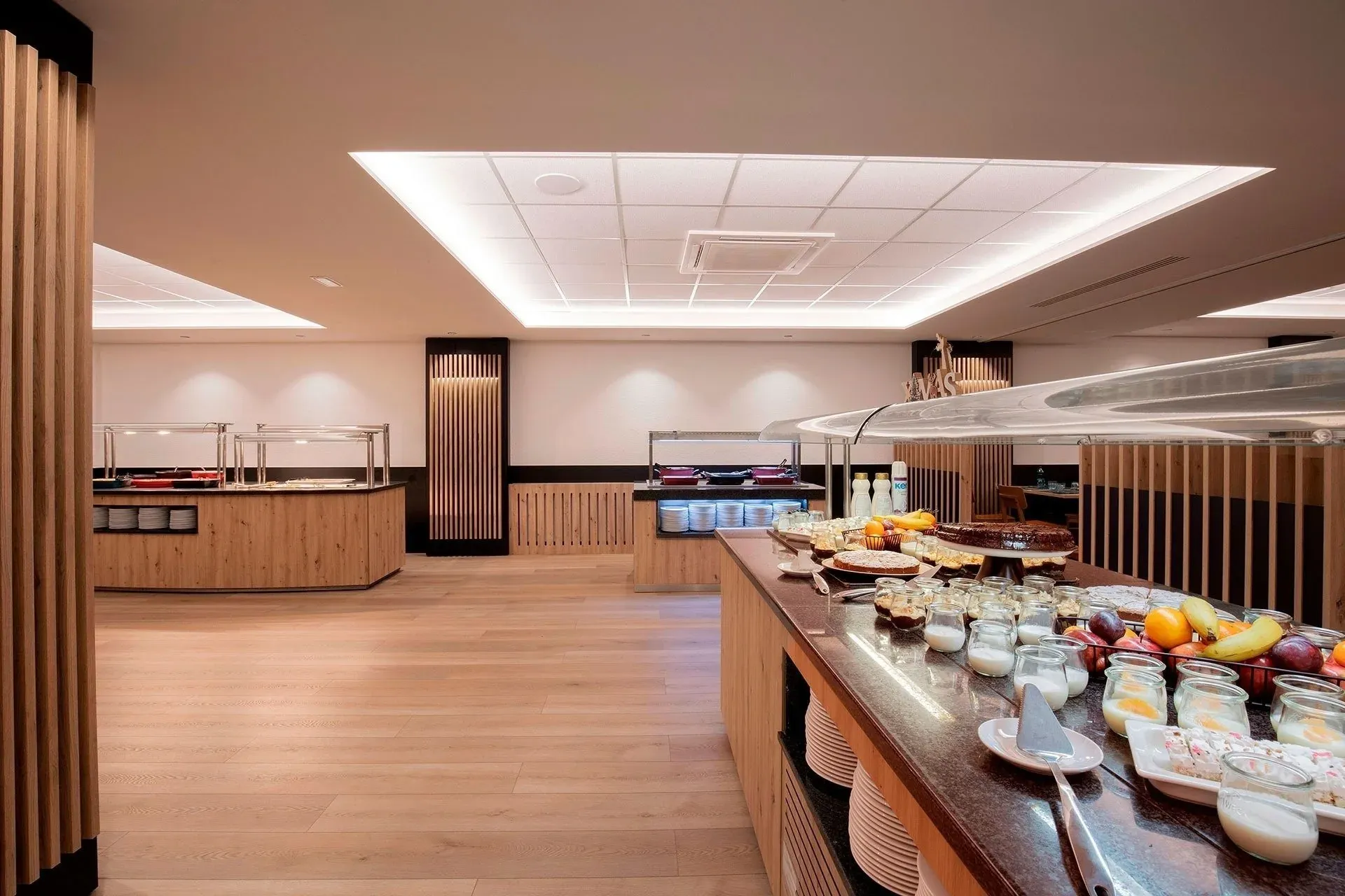 Buffet de desayuno NEXTA: Corporativa, con variedad de frutas y postres.