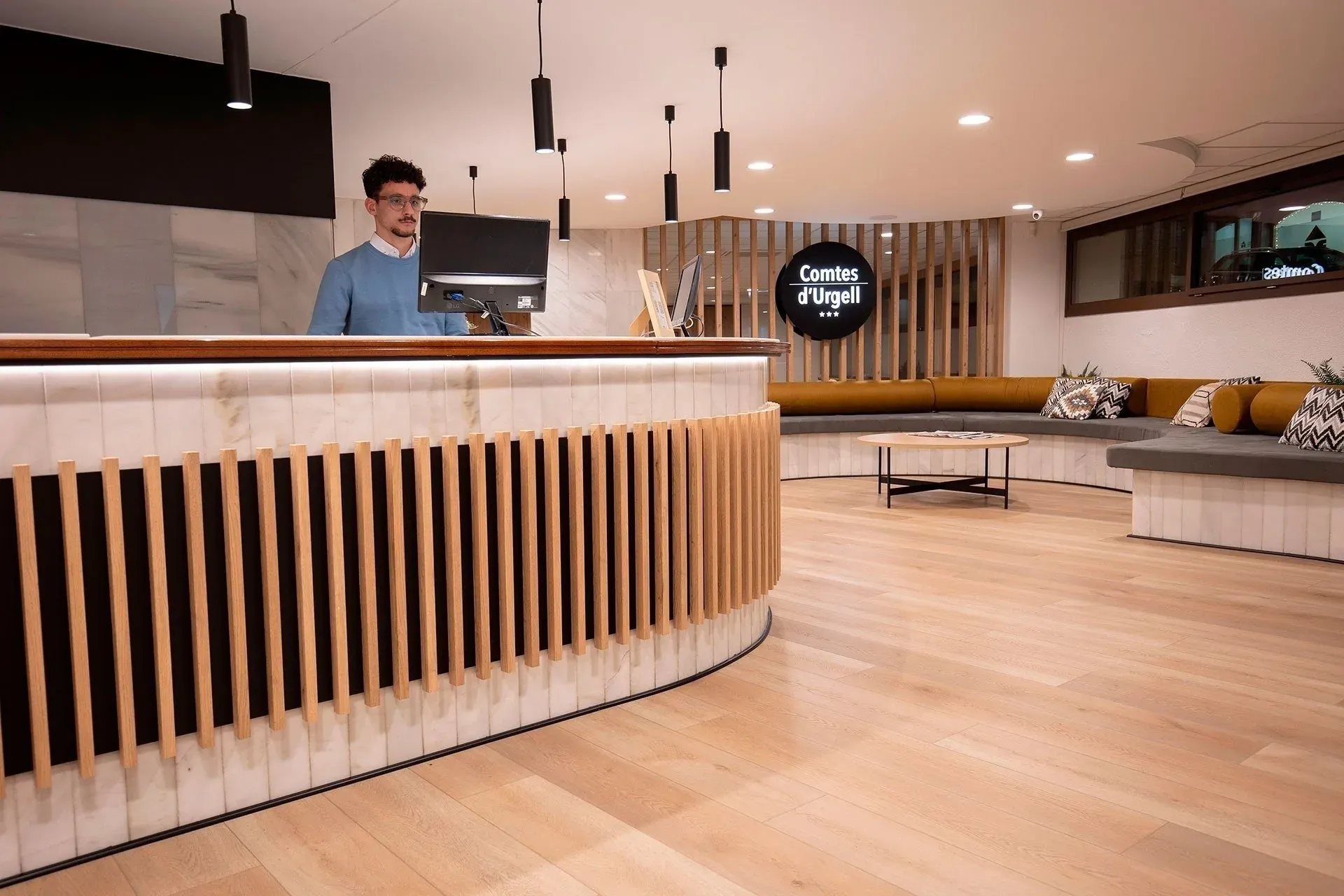 Recepción moderna NEXTA: Corporativa, con mobiliario curvo y distintivo.
