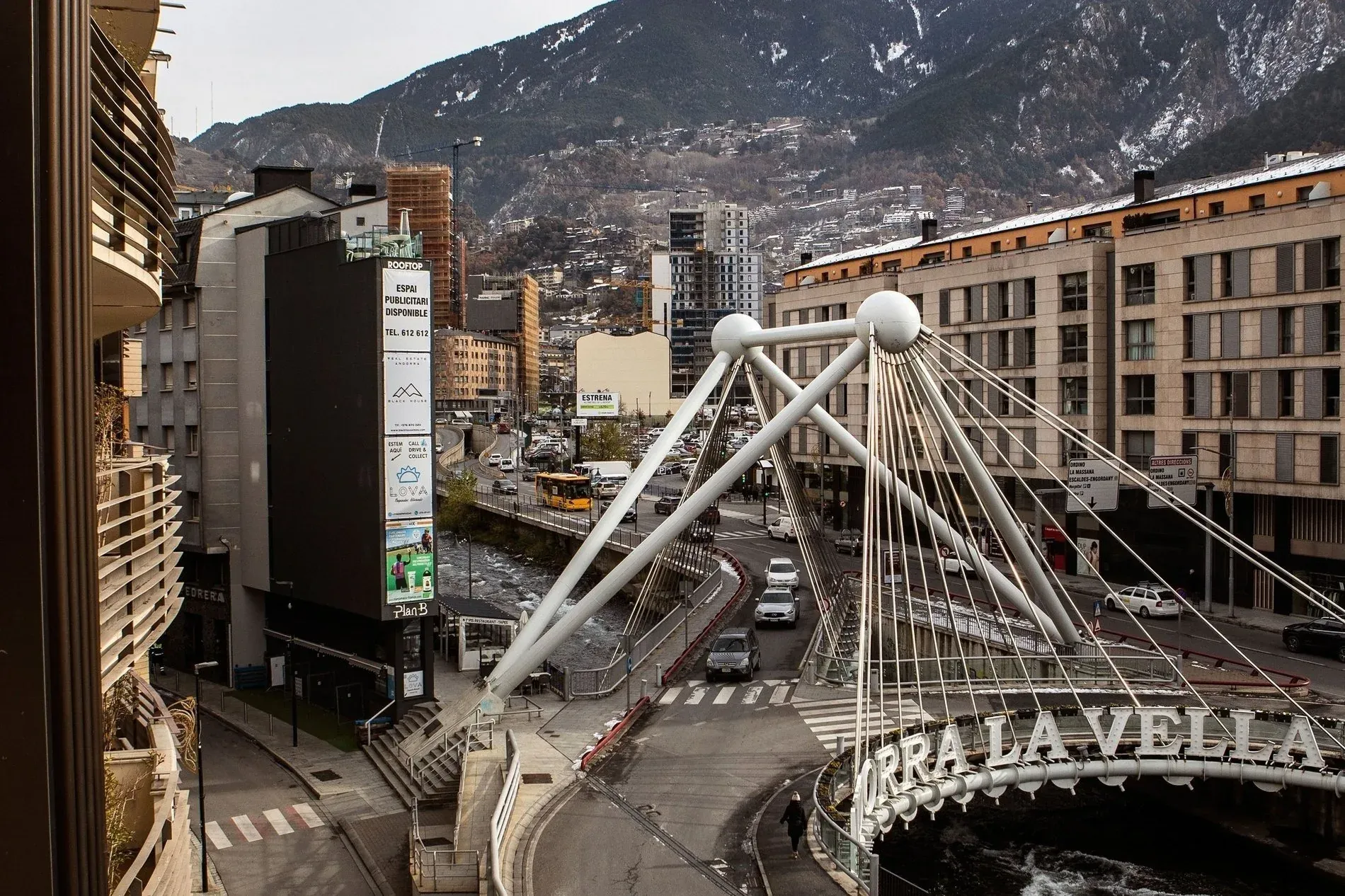 Puente NEXTA: Corporativa Andorra la Vella, vistas urbanas y montañas nevadas.