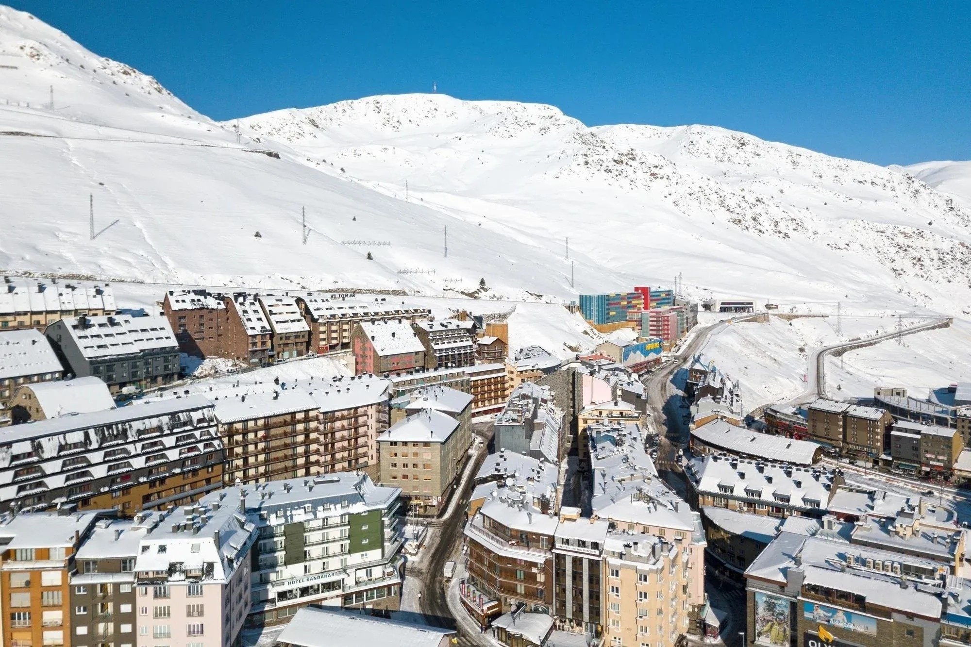 montañas cubiertas de nieve con un cielo azul en el fondo