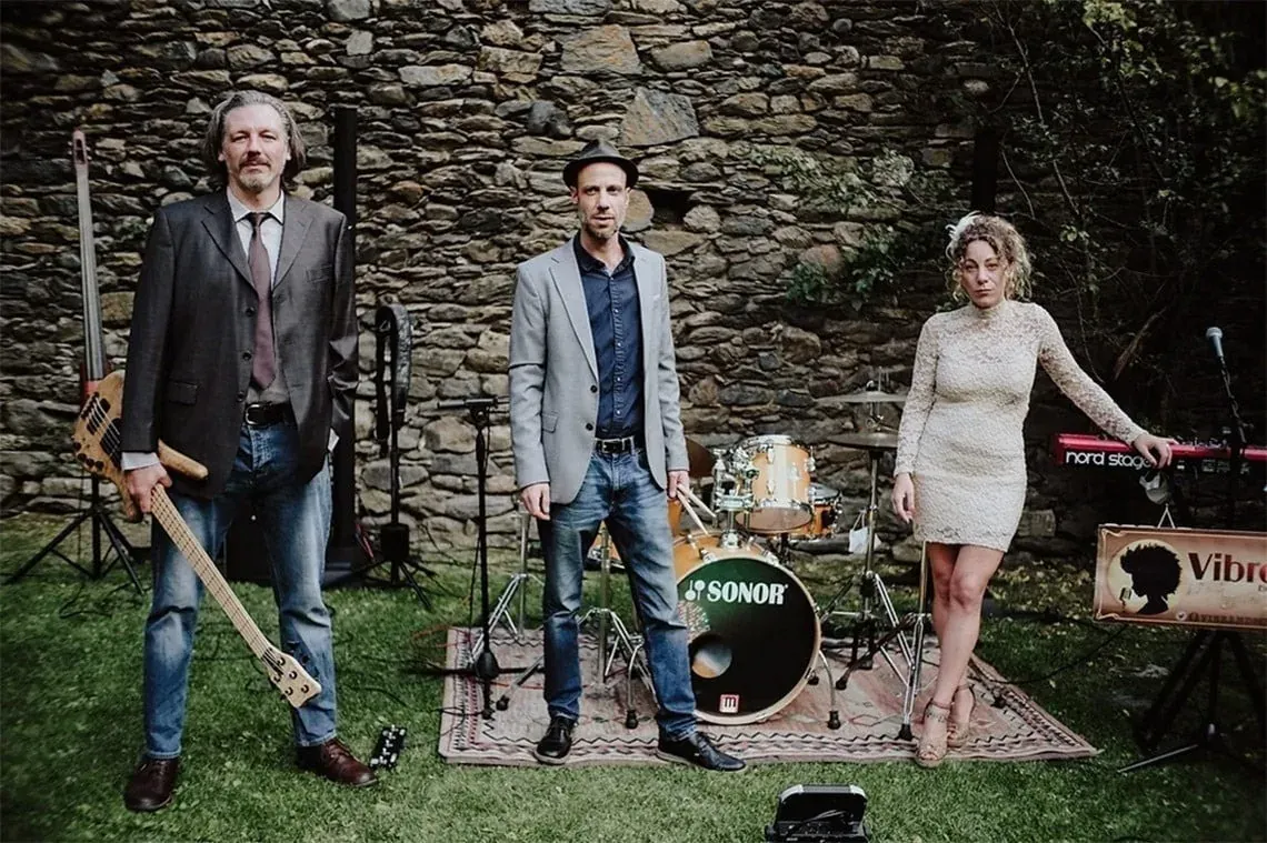 Groupe NEXTA: Corporatif, musique live pour événements et mariages.