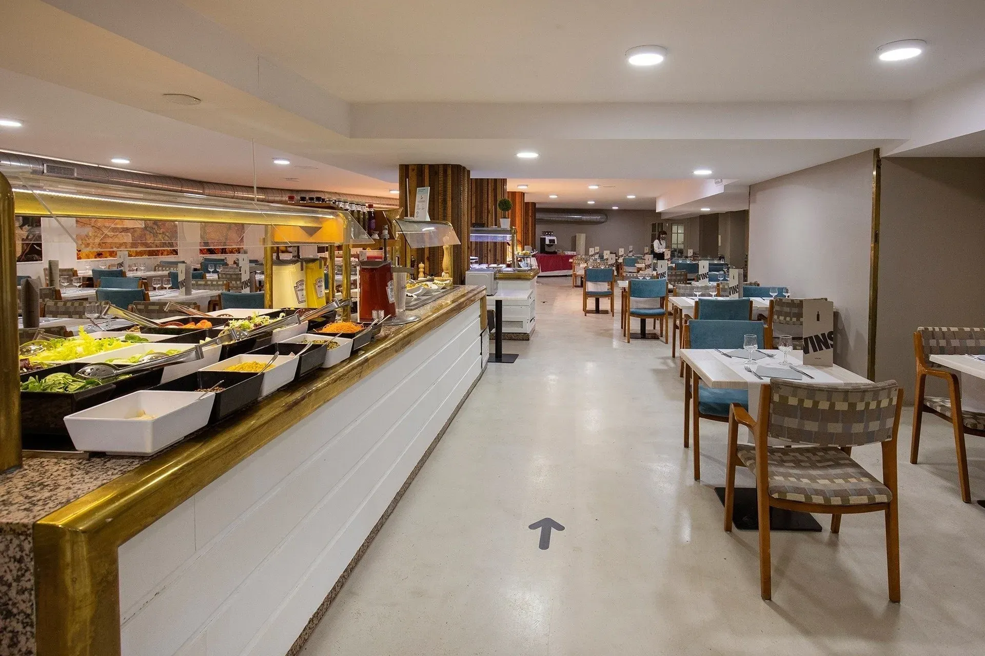 NEXTA: Corporativa hotel buffet. Modern dining room with tables and chairs.
