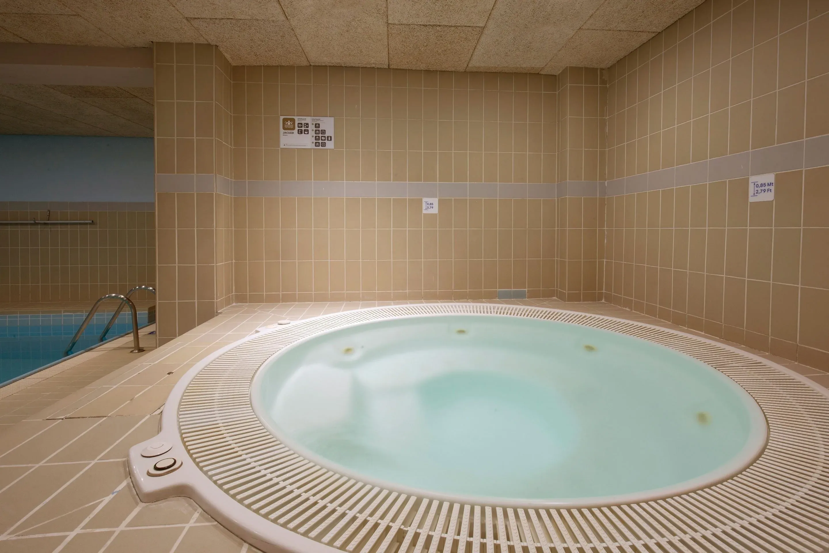 Jacuzzi del NEXTA: Corporativa. Sumérgete en relax. Piscina climatizada.