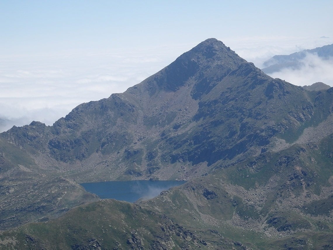 una vista aérea de una montaña con un lago en el medio