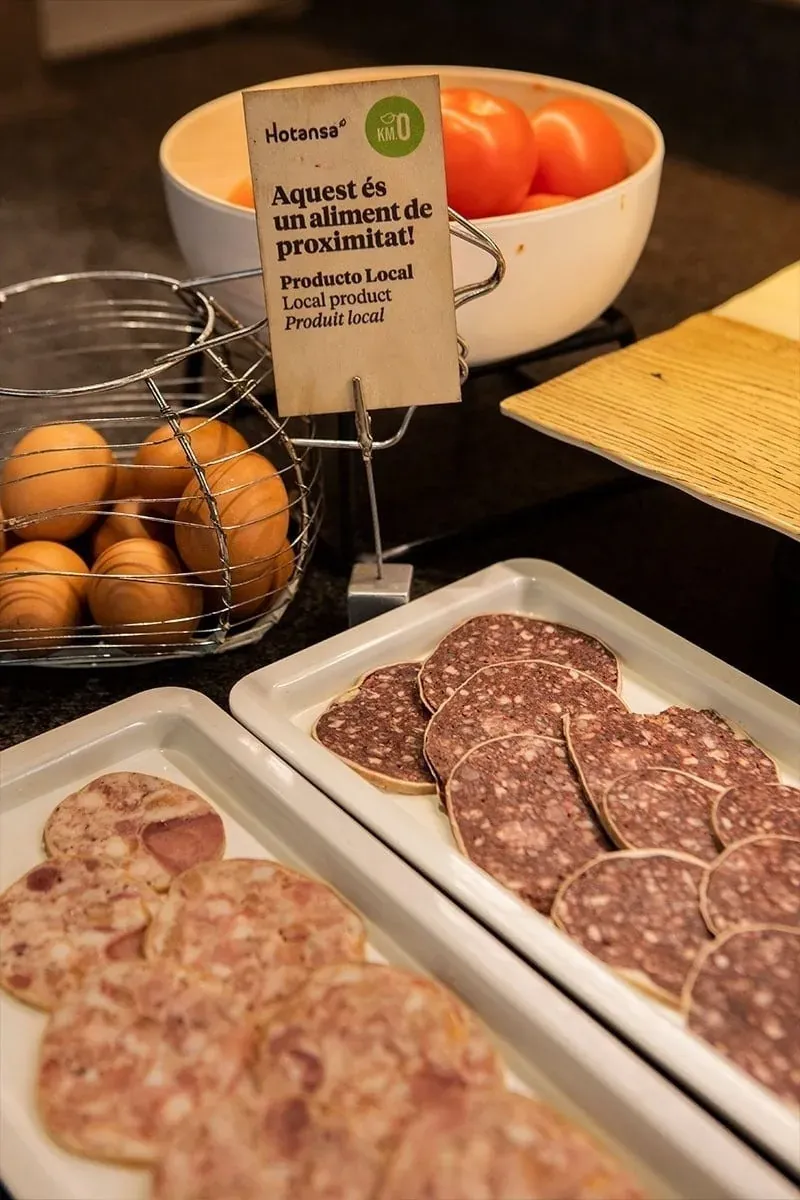 Desayuno NEXTA: Corporativa con huevos frescos y embutidos locales.