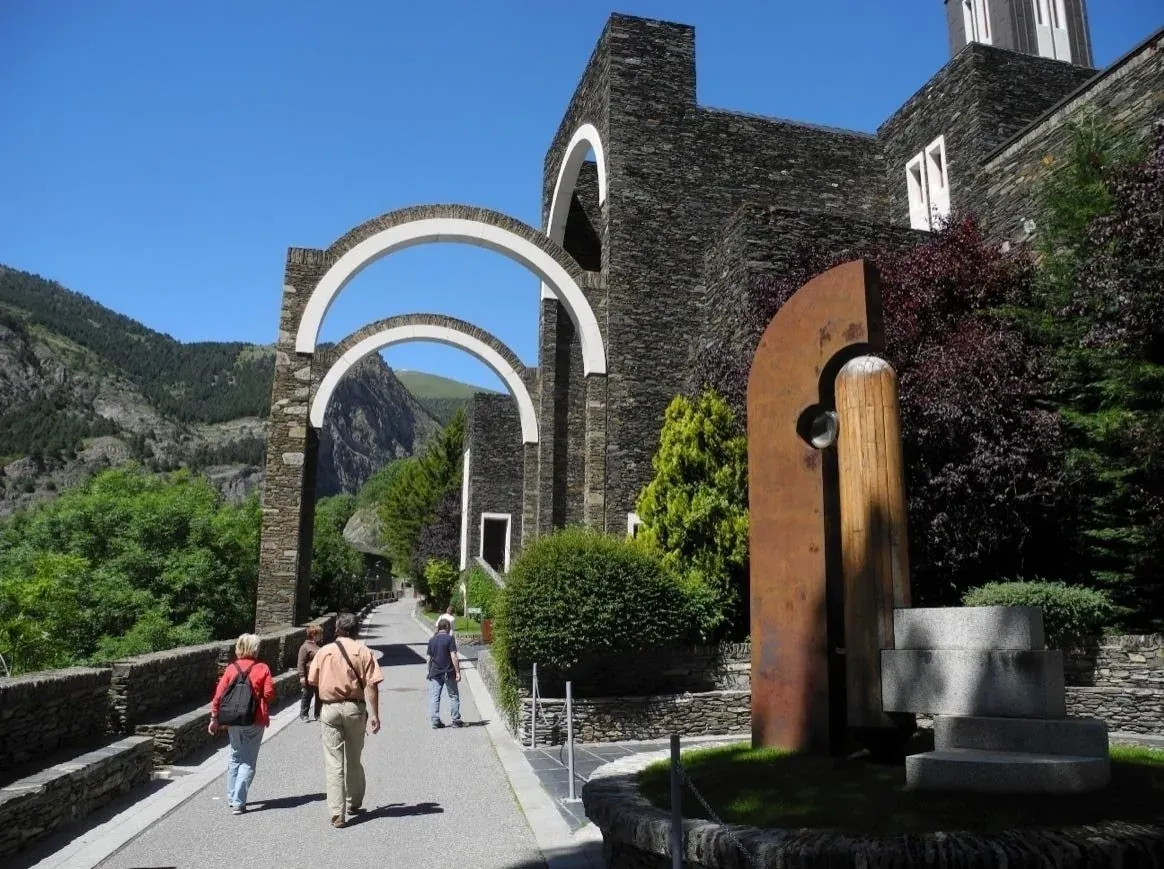 Arquitectura moderna NEXTA: Corporativa y arcos blancos en Andorra.