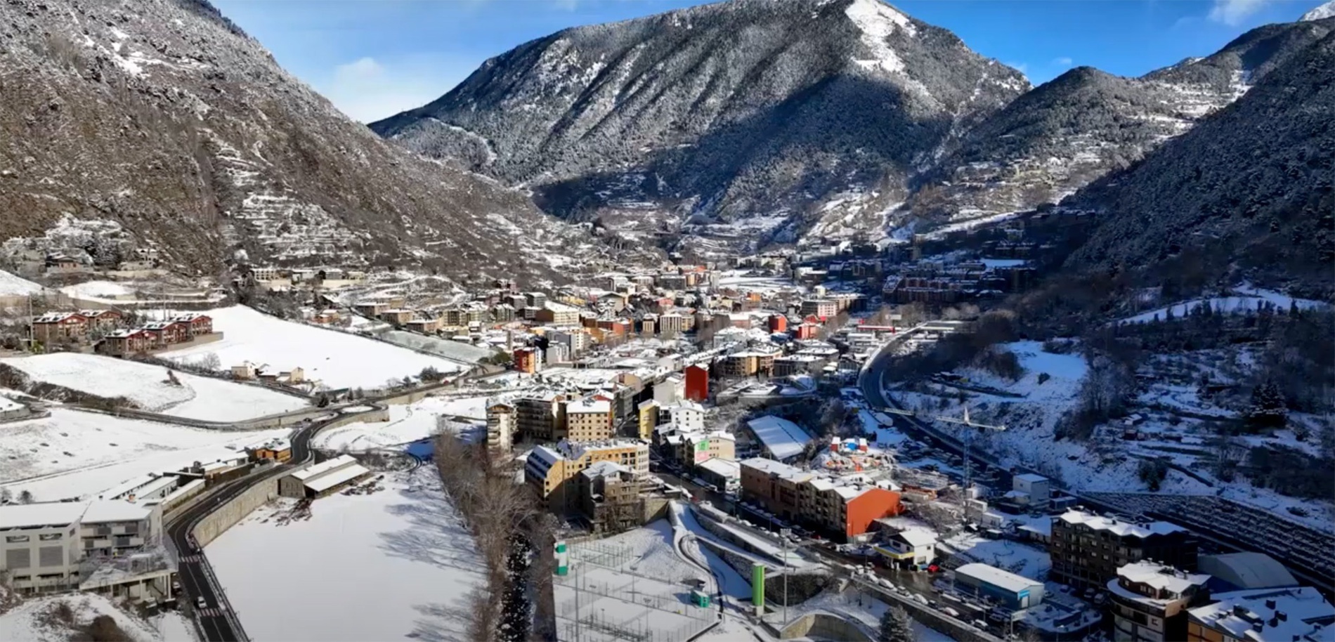 una vista aérea de una ciudad en las montañas cubiertas de nieve