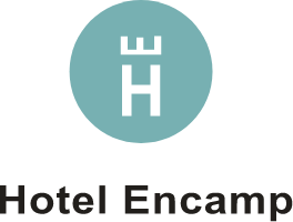 un logotipo para el hotel encamp con una letra h en un círculo blanco