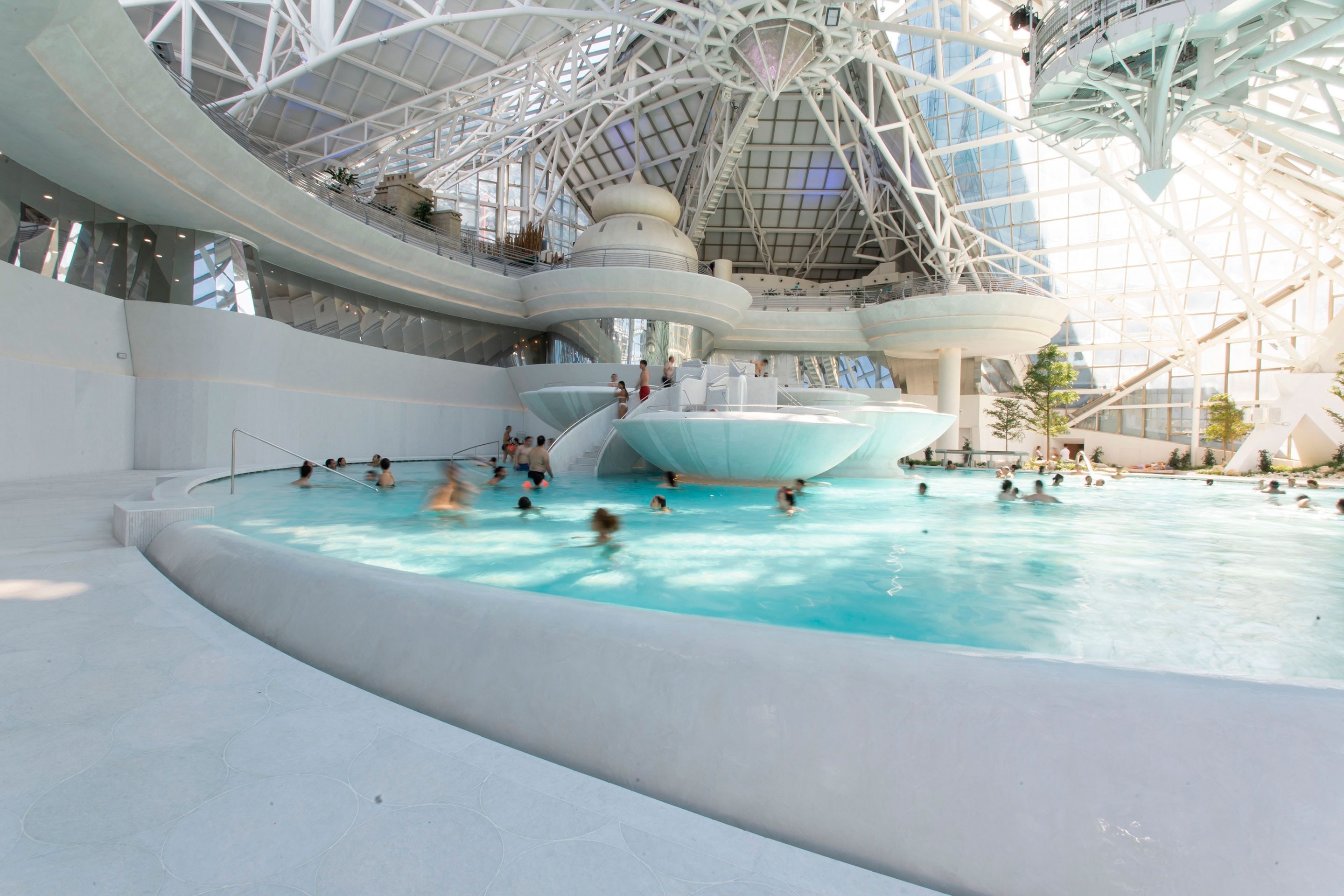 un grupo de personas nadando en una gran piscina