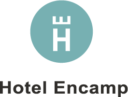 le logo de l' hôtel encamp est bleu et blanc