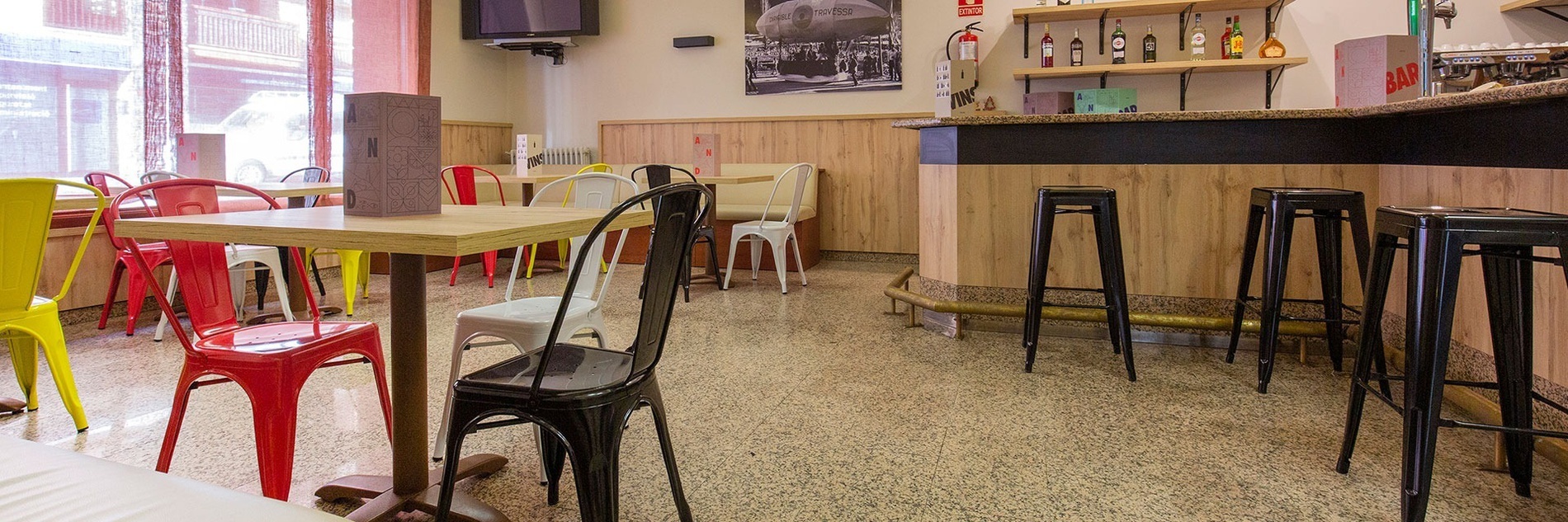 l' intérieur d' un restaurant avec des chaises colorées et des tables