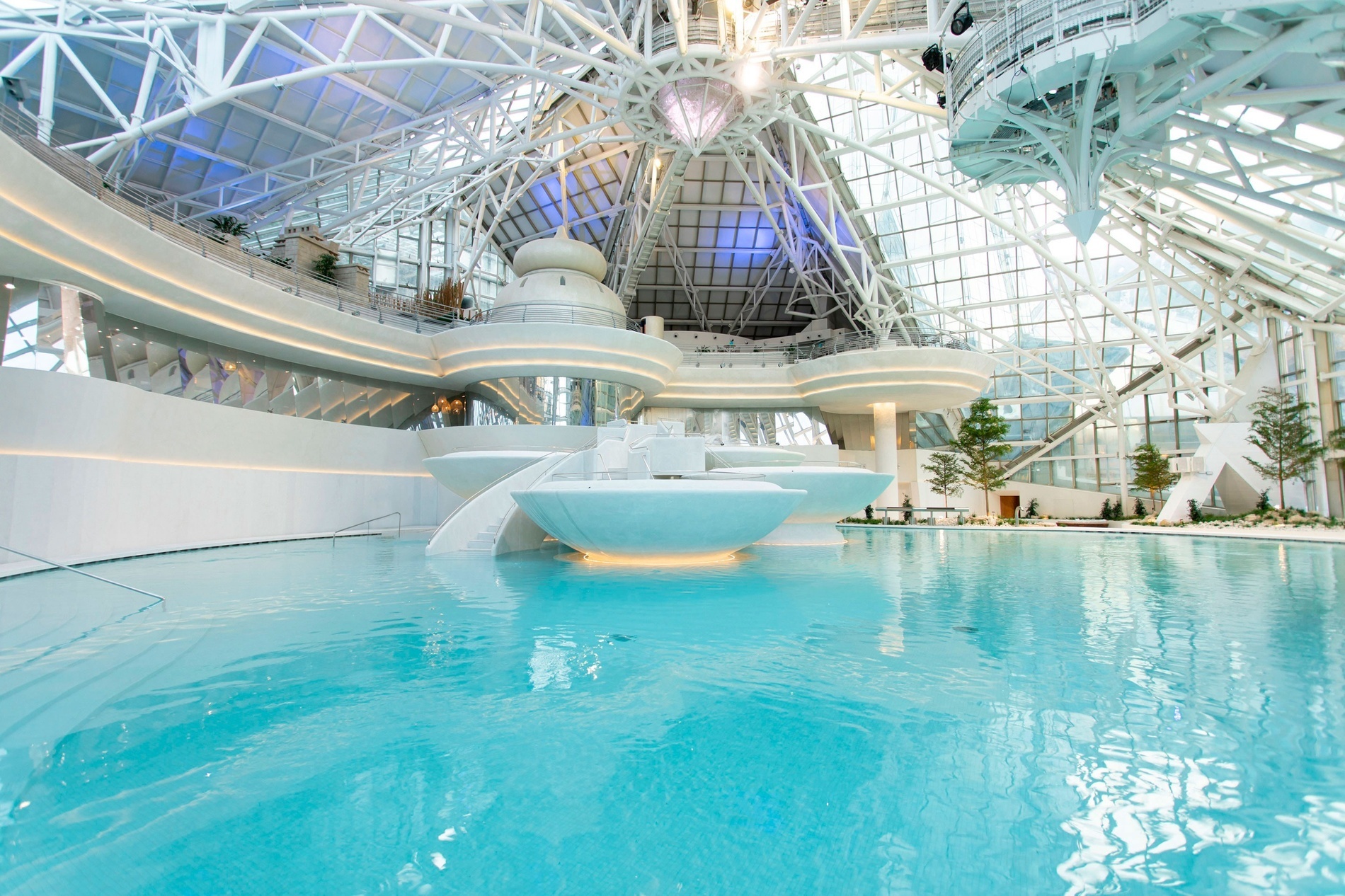 una gran piscina coberta d' aigua a l' interior d' un edifici