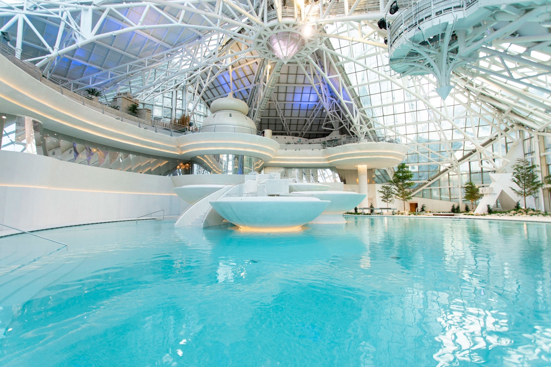 un grand bâtiment avec une piscine à l' intérieur