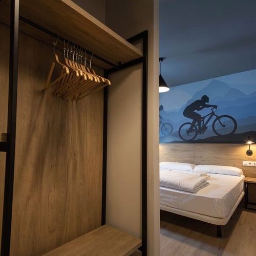 una habitación con una cama y un mural de una persona en bicicleta