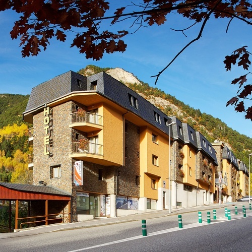 un edifici a l' esquerra de la carretera s'anomena hotel