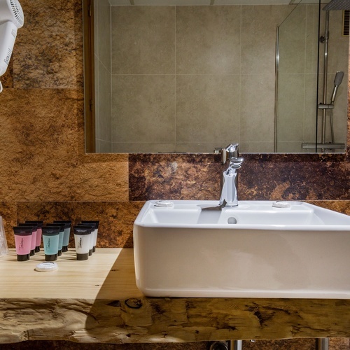 un baño con un lavabo y un secador de cabello