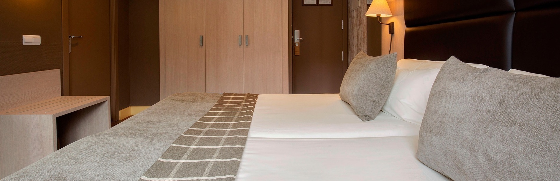 une chambre d' hôtel avec un lit et des oreillers