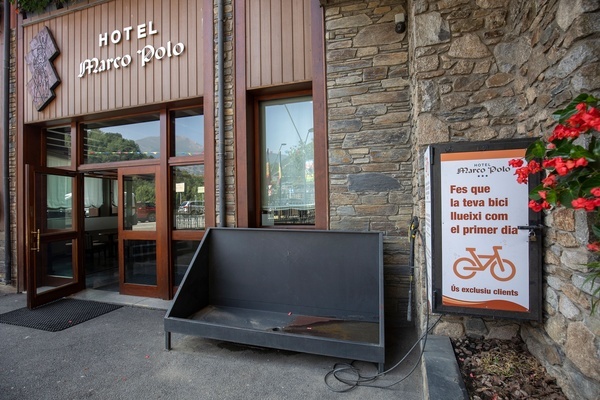 la entrada al hotel marco polo con un cartel que dice " fes que la teva bici llueixi com el primer dia "