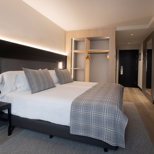 una habitació d' hotel amb una cama i una televisió