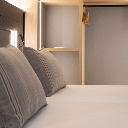 una habitació d' hotel amb una cama i un armari