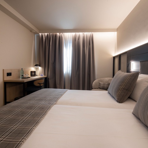 una habitació d' hotel amb un llit i una televisió