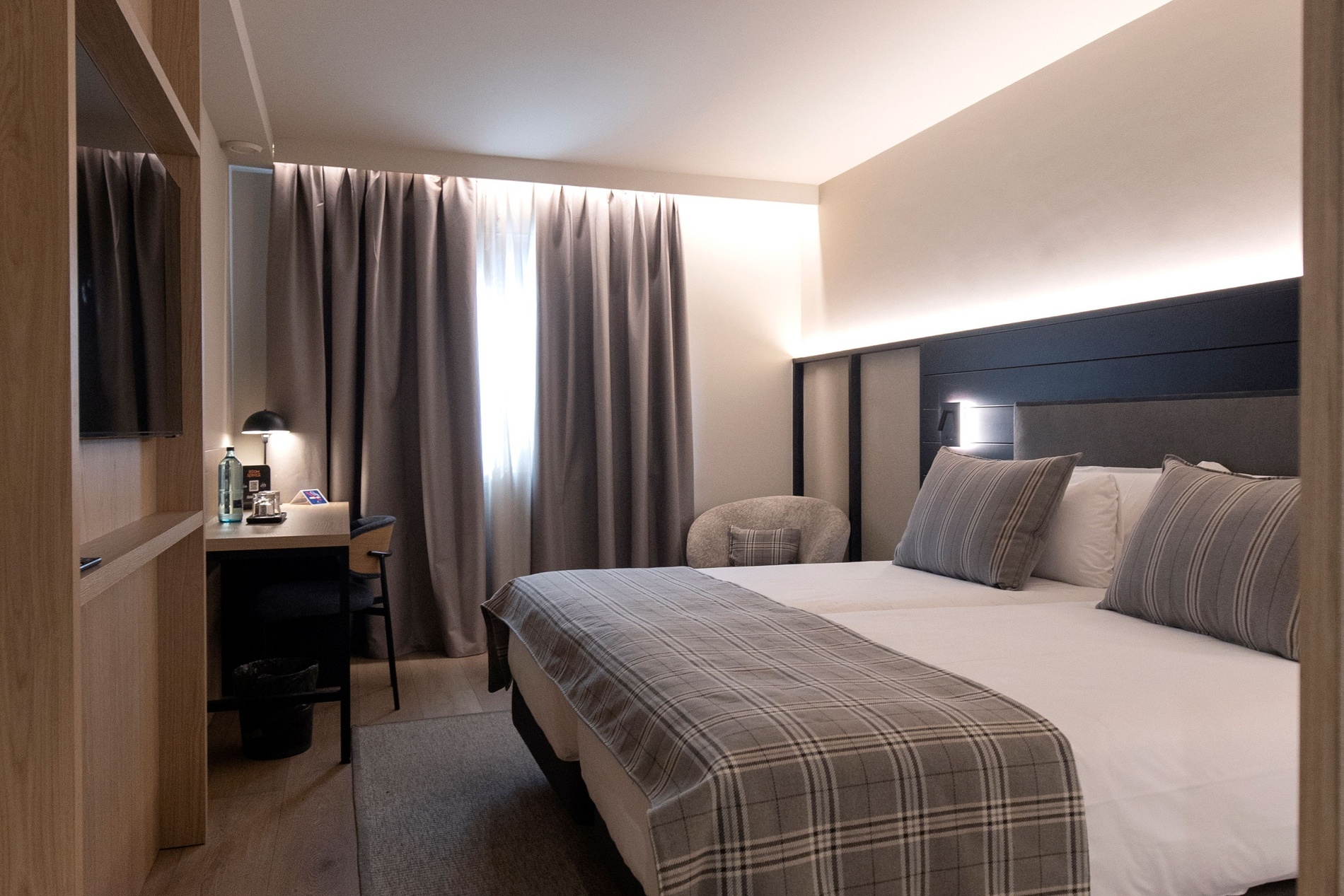 una habitación de hotel con una cama y una silla