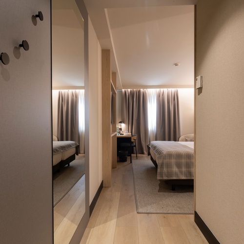 una habitació d' hotel amb una cama i un escritorio