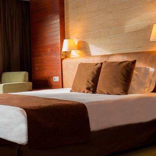 una habitación de hotel con una cama y un sofá