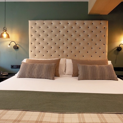 una habitación de hotel con una cama y un sofá