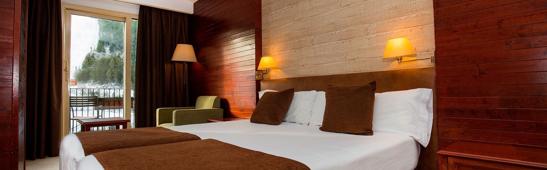 una habitació d' hotel amb una cama i un sofà