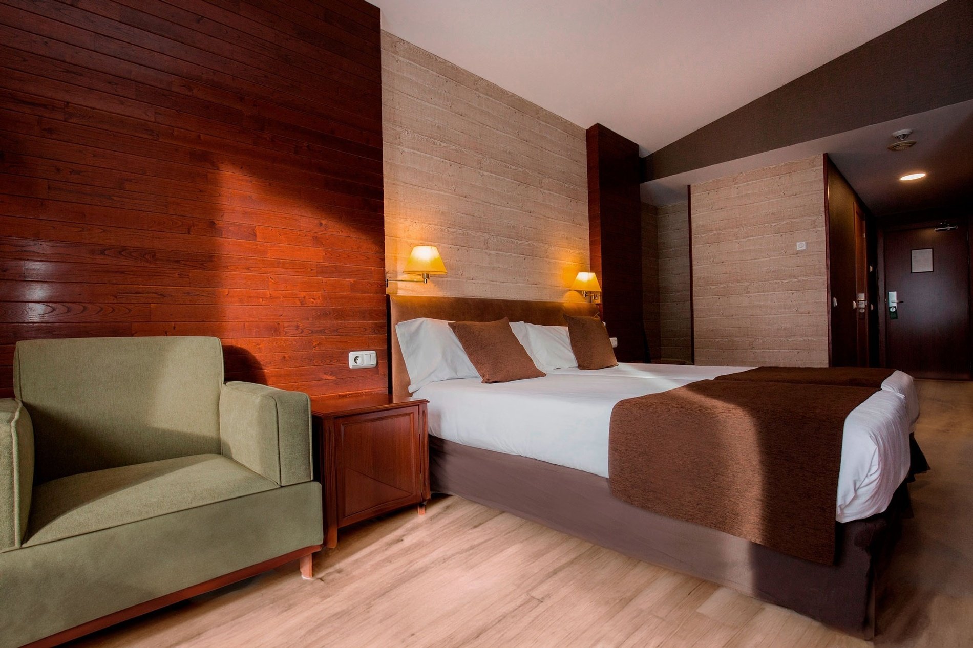 une chambre d' hôtel avec un lit king size et un canapé